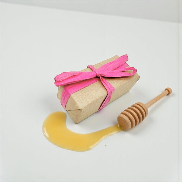 Mini gentle raw honey soap with rose, orange and patchouli, enriched with beeswax and plant oils, nourishing and soothing for dry, sensitive, or mature skin, with a subtle floral-citrus-woody fragrance.